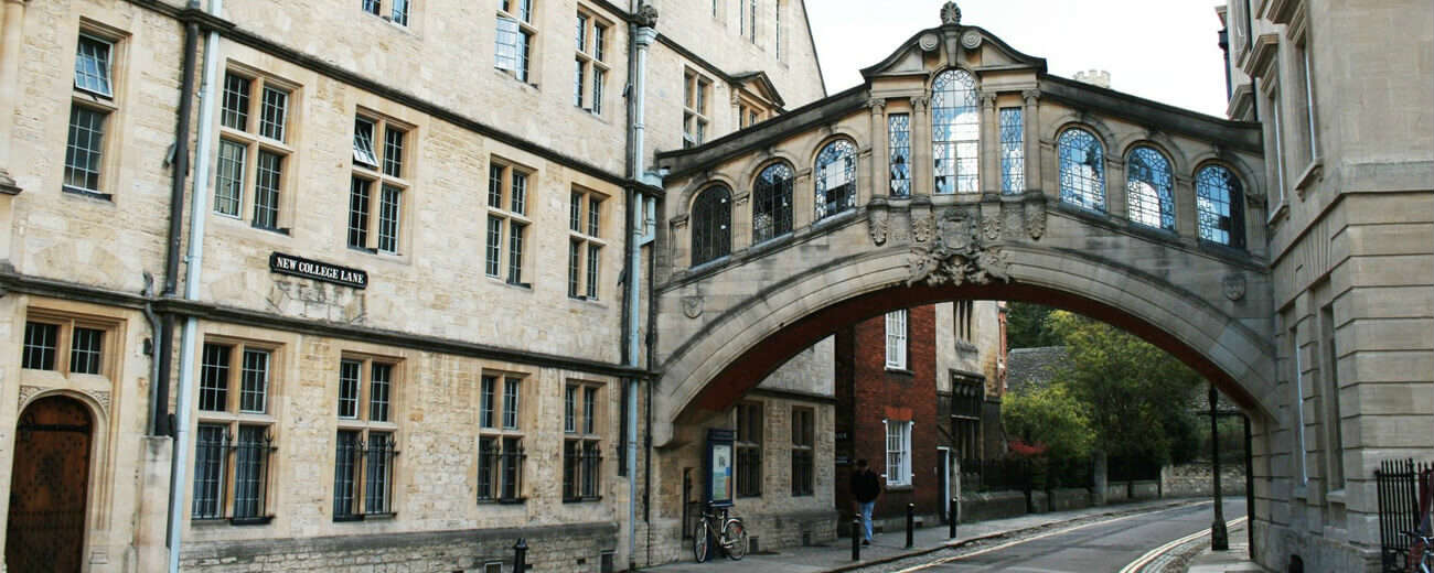 Picturesque street in Oxford, Great Britain. Famous ‘Bridge of Sighs’ landmark adjoining two Hertford College buildings.